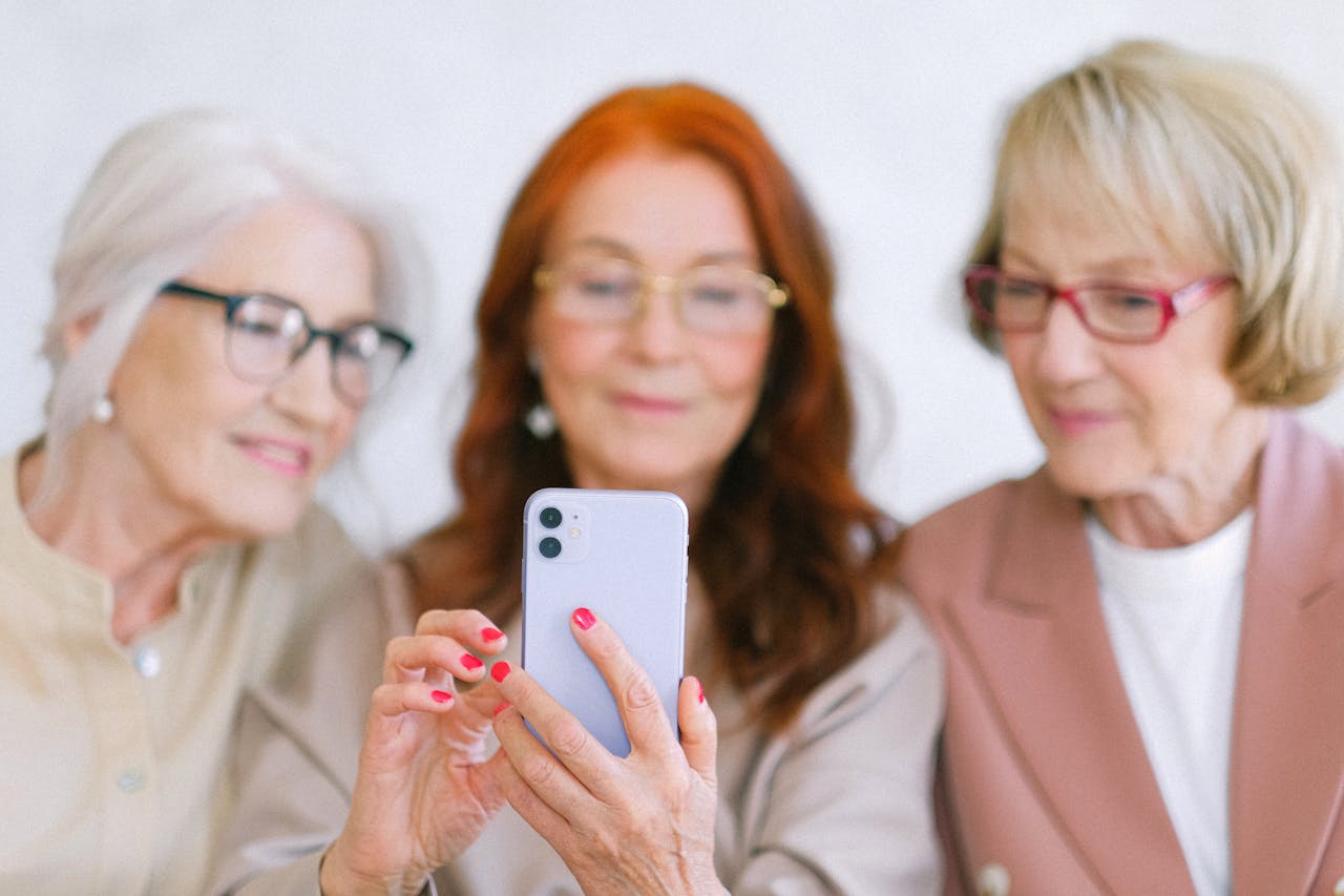 Senioren mit Smartphones